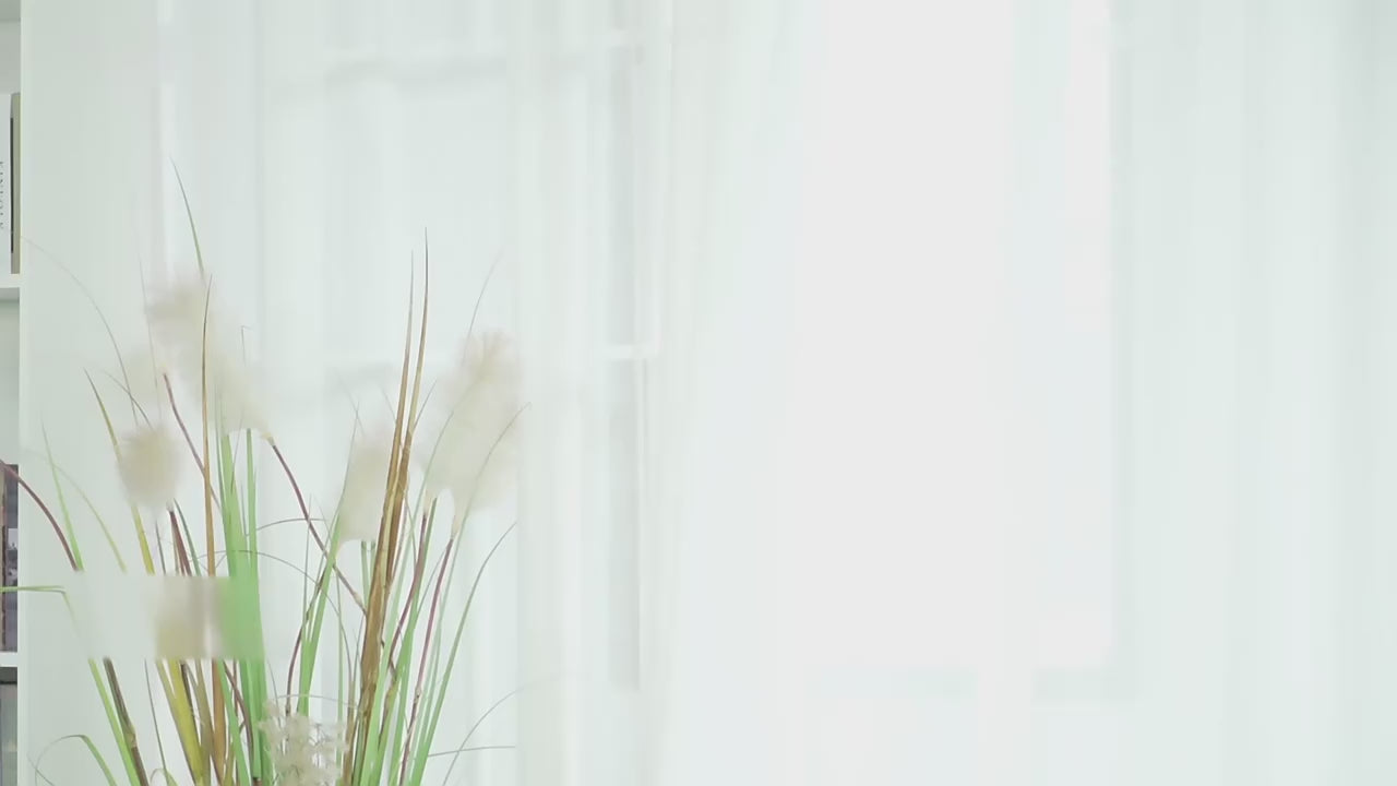 Load video: “Woman gliding HomeSilky™ device on her legs for smooth, pain-free results at home.